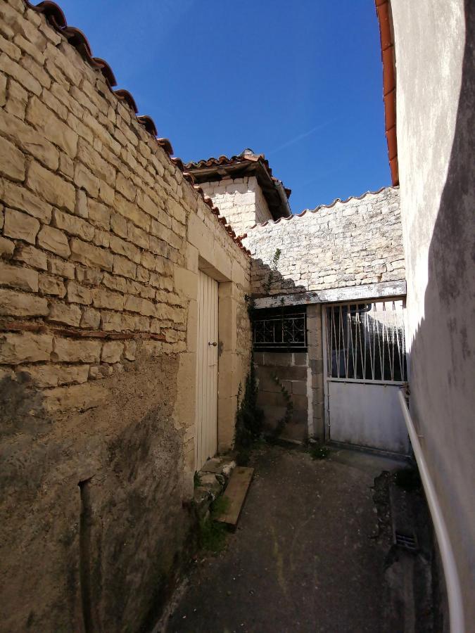 La Maison De Thomas Saint-Amant-de-Boixe Exterior photo