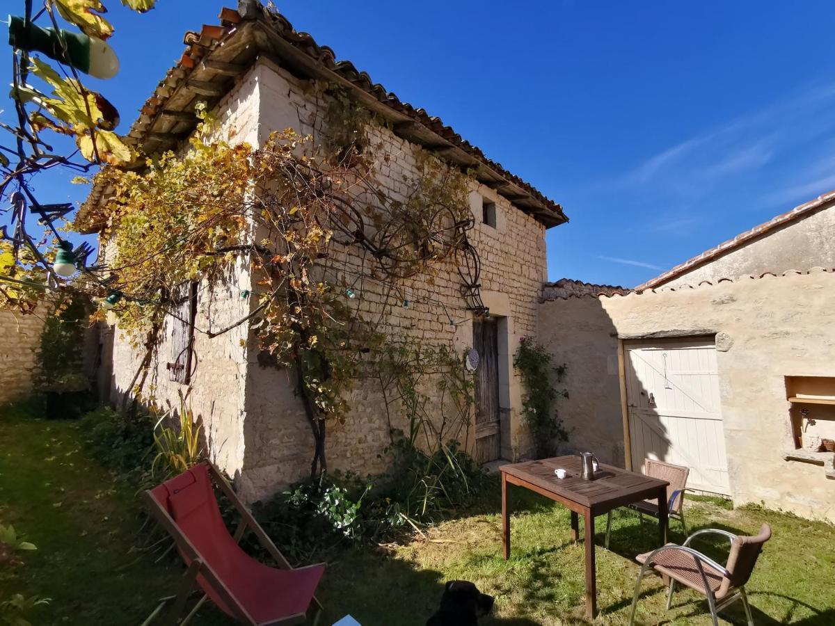 La Maison De Thomas Saint-Amant-de-Boixe Exterior photo